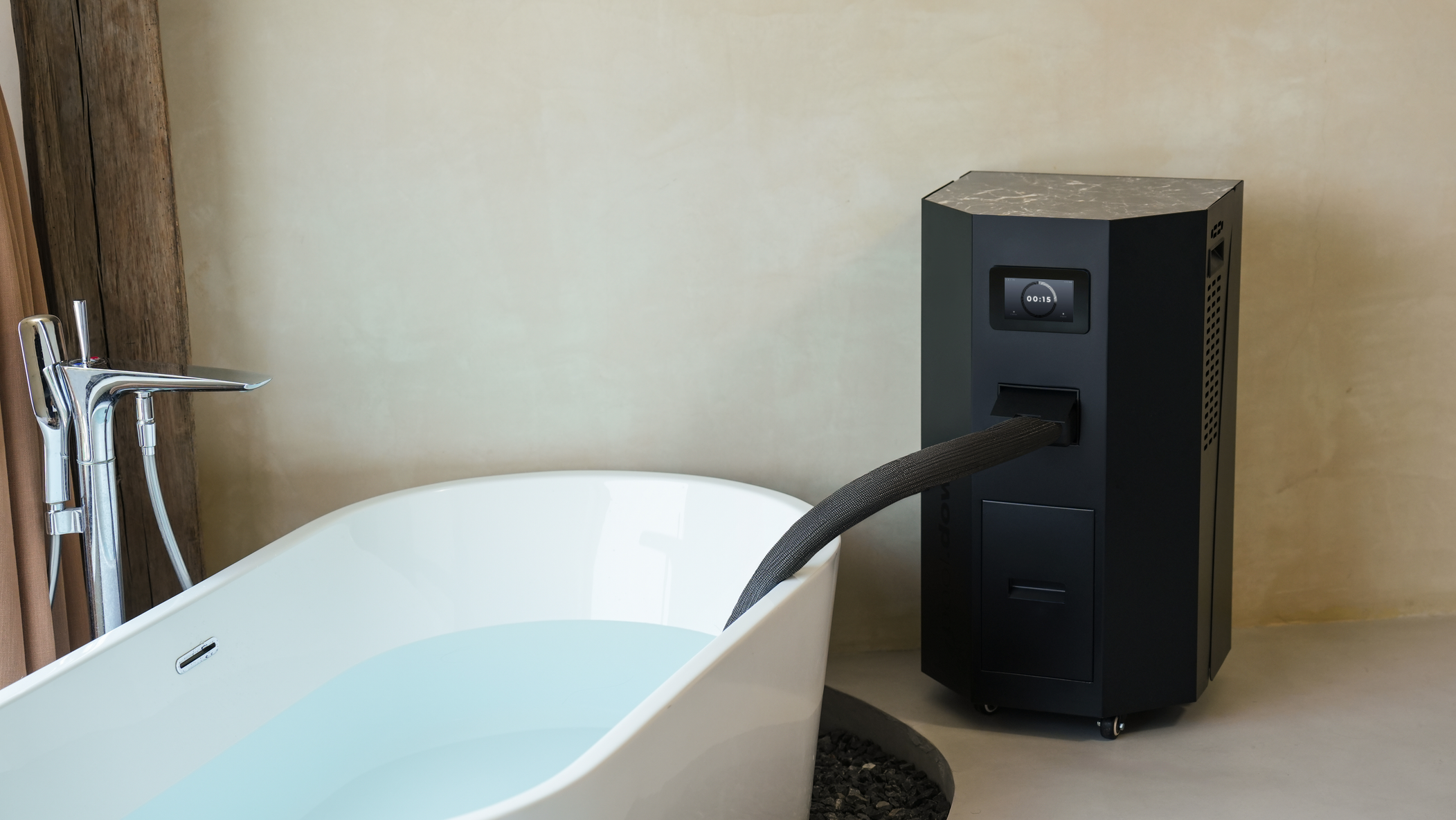pool.down Tower neben einer Badewanne